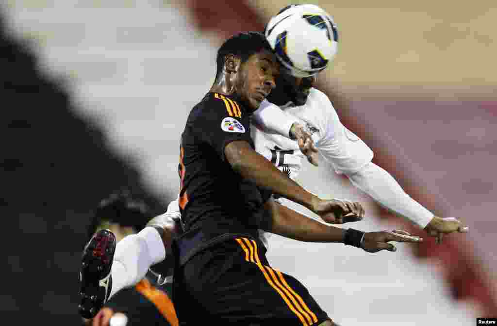Majed Mohammed (kanan) dari klub El-Jaish Qatar berebut bola dengan Nasser AlShamrani dari klub Al-Shabab, Arab Saudi pada saat pertandingan Liga Asia (AFC) di Stadion Al Rayyan, Doha, Qatar.