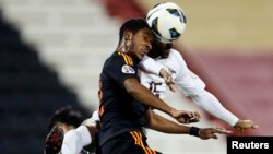 Majed Mohammed, à droite, d'El-Jaish du Qatar dans un duel aérien avec Nasser AlShamrani d'Al-Shabab de l'Arabie saoudite lors de leur match de football de la Champions League AFC au Stade Al-Rayyan à Doha, au Qatar, 24 avril 2013.