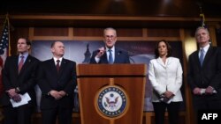 El líder de la minoría del Senado Chuck Schumer, junto a los senadores Richard Blumenthal , Chris Coons, Kamala Harris y Chris Van Hollen, habla sobre el juicio por juicio político, el jueves 16 de enero de 2020.