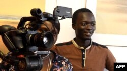 Baye Moussa Seck, directrice de la série "Maitresse d'un homme marie", fait l'enregistrement d'un épisode à Dakar le 25 mai 2019.