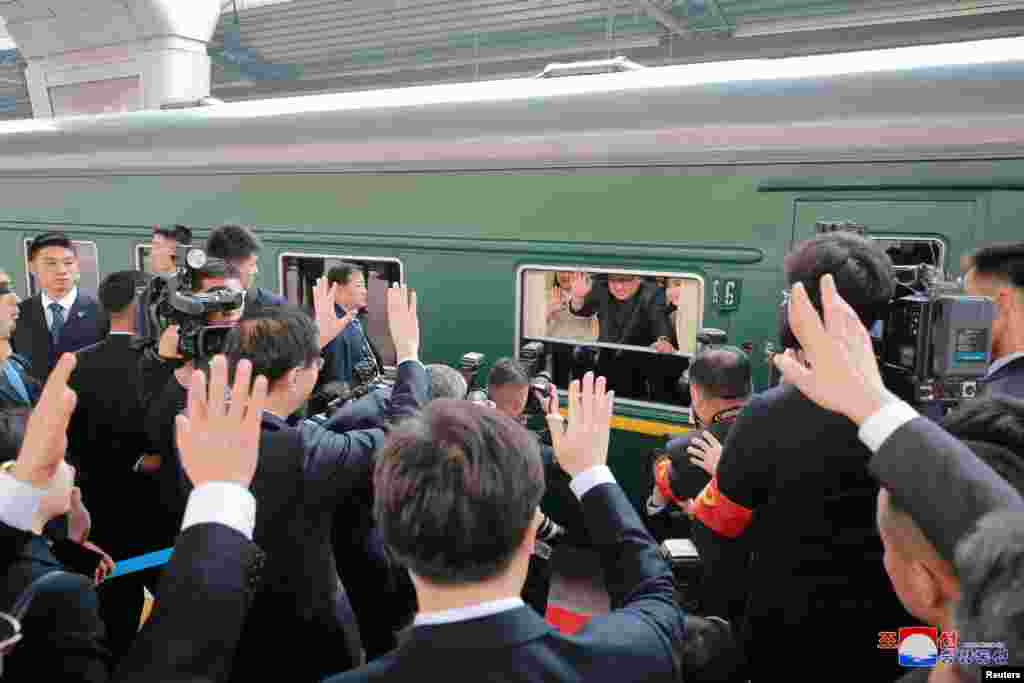 មេដឹកនាំកូរ៉េខាងជើង លោកKim Jong Un គ្រវីដៃពីរថភ្លើងមួយគ្រឿង គ្រាដែលធ្វើដំណើរទស្សនកិច្ចក្រៅផ្លូវការមួយនៅប្រទេសចិន។ រូបថតនេះ មិនបានប្រាប់ពីថ្ងៃ ខែដែលបានថតទេ ហើយចេញដោយទីភ្នាក់ងារព័ត៌មានកណ្តាលកូរ៉េរបស់កូរ៉េខាងជើងក្នុងទីក្រុងព្យុងយ៉ាង នៅថ្ងៃទី ២៨ ខែមីនា ឆ្នាំ២០១៨។