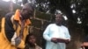 Des parents retrouvent des élèves libérés de l'école secondaire baptiste Bethel à Damishi, au Nigeria, le dimanche 25 juillet 2021.