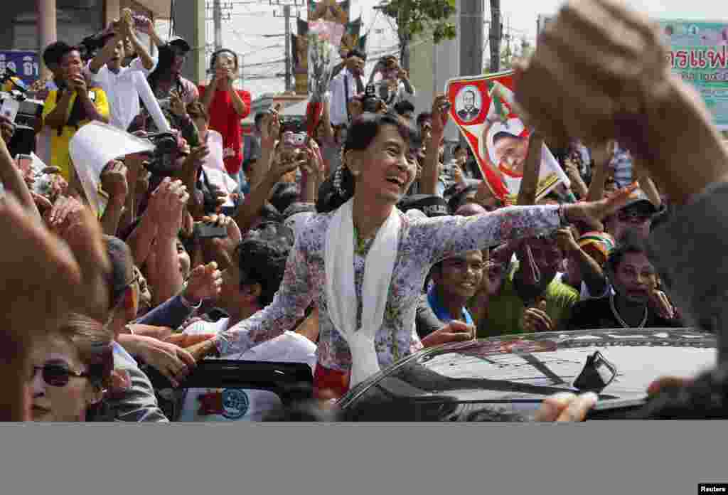 Burma&#39;s pro-democracy leader Aung San Suu Kyi greets migrant workers from Burma as she visits them in Samut Sakhon province, Thailand, May 30, 2012.&nbsp; 