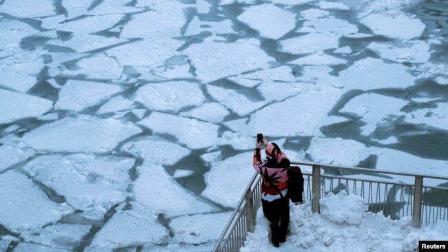 一行人在拍照芝加哥河上的冰块(2019年1月29日）