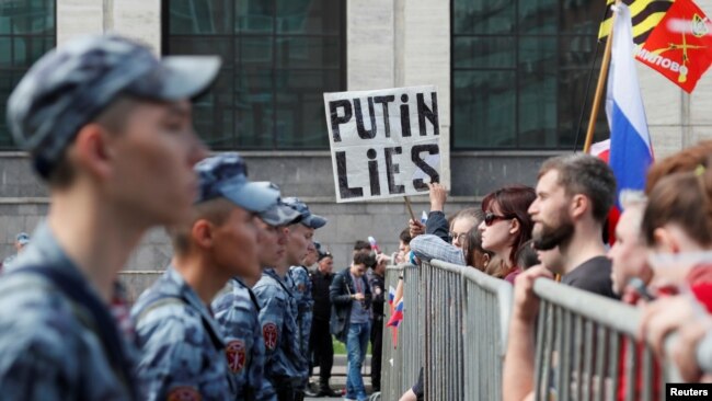 Участник акции протеста в Москве