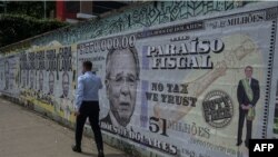 Un hombre pasa junto a carteles que muestran al ministro de Economía de Brasil, Paulo Guedes, en un billete de 9,55 millones de dólares, en Sao Paulo, Brasil, el 8 de octubre de 2021, pocos días después de que fuera mencionado en la investigación Los papeles de Pandora.