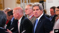 美國國務卿克里星期四出席在倫敦舉行的G8會議。