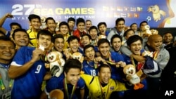 အောင်ပွဲခံနေကြတဲ့ ထိုင်းဘောလုံးအသင်း။ (ဒီဇင်ဘာ ၂၁၊ ၂၀၁၃)