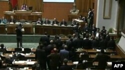 Seanca maratone e parlamentit të Shqipërisë përfundon me ngritjen e komisionit hetimor vetëm nga shumica