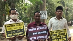 Former contructions workers who were let go staged a protest at the École française d'Extrême-Orient (EFEO) in Siem Reap, Cambodia, March 16, 2020. (Hul Reaksmey/VOA Khmer)