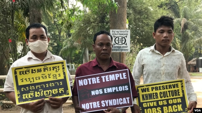 Former contructions workers who were let go staged a protest at the École française d'Extrême-Orient (EFEO) in Siem Reap, Cambodia, March 16, 2020. (Hul Reaksmey/VOA Khmer)