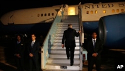 Держсекретар США Тіллерсон заходить у літак наприкінці свого турне до Африки