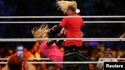 Compétition de lutte féminine WWE Crown Jewel. Natalya en action avec Lacey Evans au King Fahd International Stadium à Riyad en Arabie Saoudite, le 31 octobre 2019. (REUTERS/Ahmed Yosri)