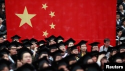 上海复旦大学毕业生在毕业典礼上（资料照：2013年6月28日）