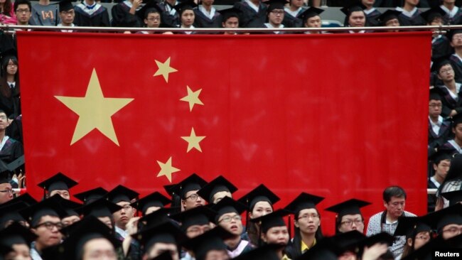 资料照：上海复旦大学学生举行毕业典礼。（2013年6月28日）