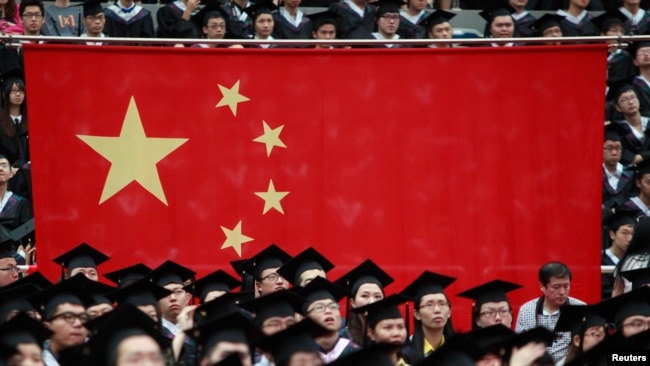 上海复旦大学毕业典礼上的中国国旗(2013年6月28日)