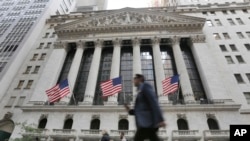 Un homme passe devant la bourse de New York, le 24 juin 2016