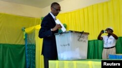 Presiden Rwanda Paul Kagame memasukkan kartu suara di sebuah TPS di ibukota Kigali dalam pemilu parlemen hari Senin (16/9). 