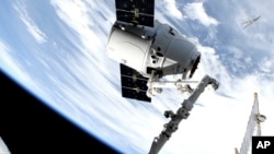 En esta imagen de NASA TV, se ve un cargamento de SpaceX a su arribo a la Estación Espacial Internacional el lunes, 6 de mayo de 2019, tras el lanzamiento el fin de semana.