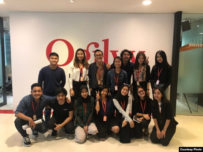 Maura Munaf bersama rekan-rekan saat magang di Indonesia (dok: Maura Munaf)