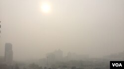 2016 年12月20日13時，霧霾掩映下的北京東長安街建國門立交橋 （美國之音葉兵拍攝）