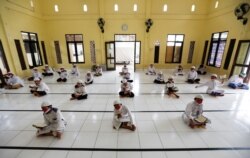 Para siswa Muslim membaca al-Quran dengan memakai masker dan menjaga jarak aman di Pesantren Daarul Qur'an Al Kautsar, Bogor, Jawa Barat (foto: dok).