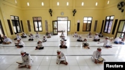 Para siswa Muslim membaca al-Quran dengan memakai masker dan menjaga jarak aman di Pesantren Daarul Qur'an Al Kautsar, Bogor, Jawa Barat (foto: dok). 