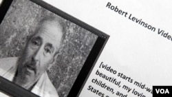 En el video de 54 segundos , un exausto Robert Levinson es visto en una celda improvisada.