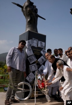 پاکستان کے دارالحکومت اسلام آباد میں صحافی یومِ آزادیٔ صحافت پر پیشہ وارانہ ذمہ داریوں کی انجام دہی کے دوران جان سے جانے والے صحافیوں کی یادگار پر پھول رکھ رہے ہیں۔