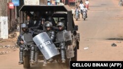 Patrouille de police dans les rues de Conakry le 14 janvier 2020.