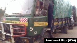 Un camion en position départ pour le Gabon au lieu dit Marché 8ème attendent les chargements de filets d’oignons pour le Gabon, à Yaoundé, Cameroun, 20 février 2017. (VOA/Emmanuel Ntap).