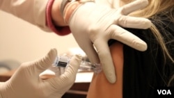 Chích ngừa cúm được thực hiện tại phòng cấp cứu của Trung tâm Y tế Tufts, Boston, Massachusetts, 11/1/2013
