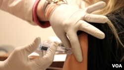 Flu shot being administered at Tufts Medical Center emergency room, Boston, Massachusetts, January 11, 2013. (Brian Allen/VOA)