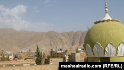 د جومات د منارې په پس منظر کې د افغان کډوالو په پشین بلوچستان کې کیمپ