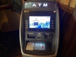 ATM Bitcoin LibertyX terlihat di Grassy Point Bar dan Grill di Broad Channel, New York, AS 8 Maret 2021. (REUTERS / Lauren LaCapra)