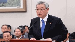 의원들의 질문에 답하는 김성환 장관