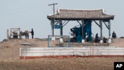 지난 2012년 4월 북한 평양 외곽의 한 농장에 유엔의 지원으로 세워진 농업 설비. (자료사진)