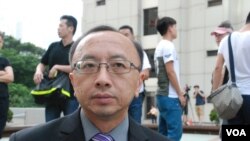 香港大學法律學系首席講師張達明表示，參與遊行主要是表達捍衛香港司法獨立的決心 (美國之音湯惠芸拍攝)