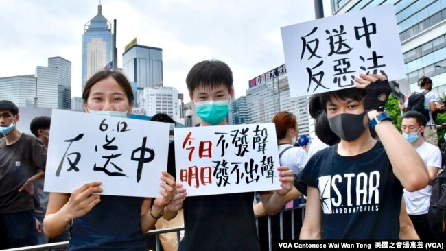 三名16、17岁的高中生参与6-12包围立法会行动，捍卫一国两制，不想香港变成中国失去言论等自由 (美国之音/汤惠芸)