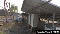 Les panneaux solaires installés à Badougou-Djoliba, Mali, le 10 décembre 2017. (VOA/Kassim Traoré)