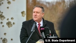 동유럽 순방 중인 마이크 폼페오 미국 국무장관이 12일 슬로바키아 브라티슬라바의 '자유의 문'에서 연설했다.
