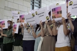 香港獲獎記者蔡玉玲的支持者在法庭外舉牌支持。（2021年4月22日）