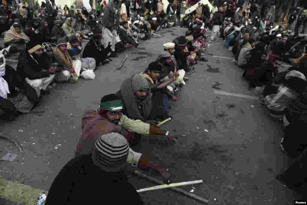 Supporters of Tahir-ul Qadri wait for him on the third day of protests in Islamabad, Pakistan, January 16, 2013. 