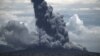 Gunung Anak Krakatau memuntahkan abu vulkanik 1 Januari 2019 (Foto: Antara). 