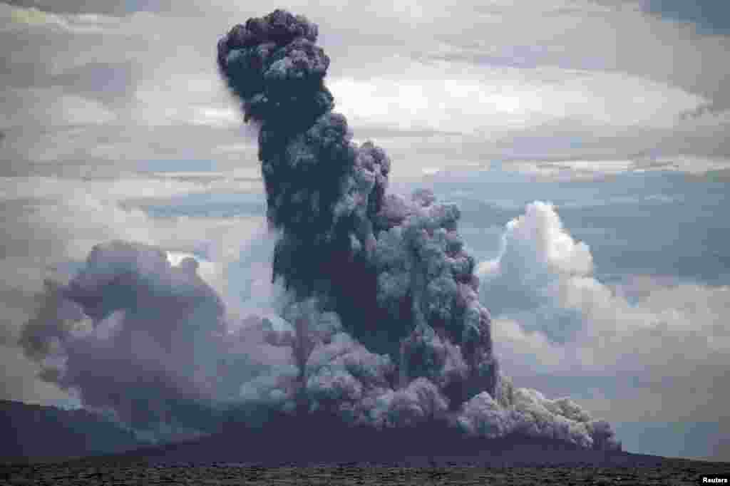 Gunung Anak Krakatau memuntahkan abu vulkanik selama letusan, seperti terlihat dari Kapal Patroli Angkatan Laut RI, KRI Torani 860, di selat Sunda, provinsi Lampung, 1 Januari 2019 (Foto: Antara).