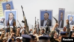 Pendukung Houthi membawa poster-poster Saleh al-Samad, pejabat senior Houthi, selama prosesi pemakaman yang diadakan untuknya dan enam pengawalnya, yang tewas akibat serangan udara yang dipimpin Saudi pekan lalu, di Sanaa, Yaman, 28 April 2018.