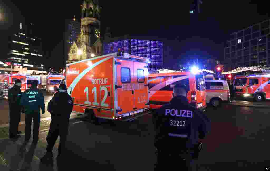 Ambulans tiba di pasar Natal setelah sebuah truk merangsek ke kerumunan dan menewaskan sembilan orang di Berlin.&nbsp;(AP/Michael Sohn)