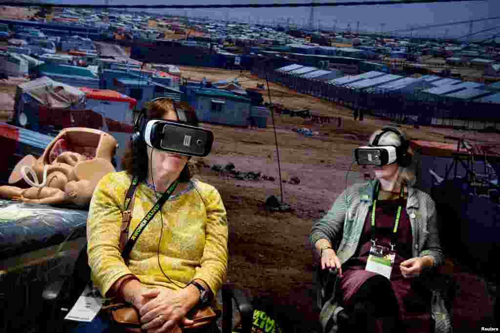 Dua peserta perempuan menonton film&nbsp;Born into Exile dengan alat VR (virtual reality), film mengenai perempuan yang akan melahirkan di kamp pengungsi Za&#39;atari, Yordania, pada konferensi mengenai perempuan di Kopenhagen, Denmark.