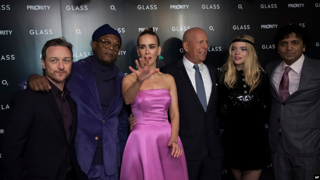 Premiere británica de la película "Glass". De izquierda a derecha, James McAvoy, Samuel L. Jackson, Sarah Paulson, Bruce Willis, Anya Taylor-Joy y el director M. Night Shyamalan. Londres, 9/1/19.