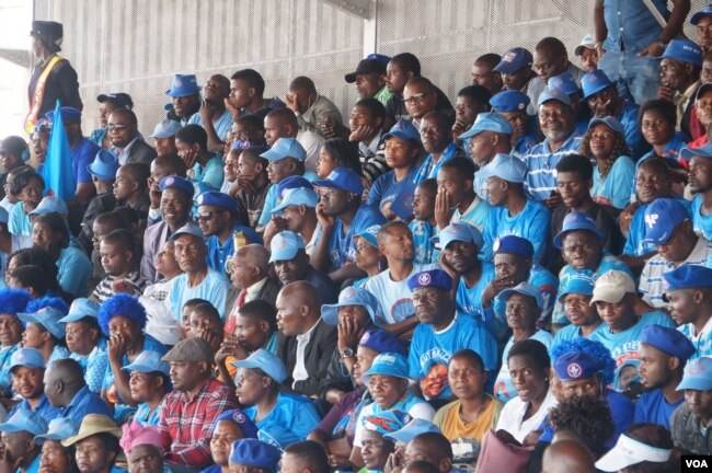 Hundreds of people made the trip to Kamuzu Stadium, in Blantyre, to witness Mutharika and his vice president Everton Chimulirenji taking the oath on May 28, 2019. (L. Masina/VOA)
